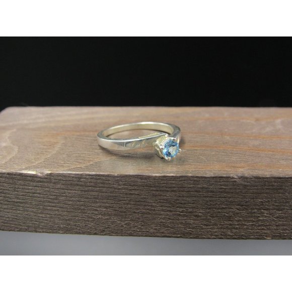 Size 7.75 Sterling Silver Small Blue Topaz Gem With Accent Pattern Band Ring - Picture 2 of 7